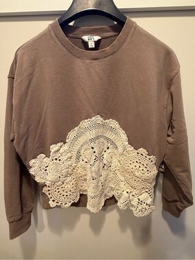JoyLab Taupe Cropped Sweatshirt with Cream Crochet Appliqué